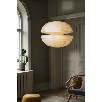 Duża lampa papierowa kula japandi beżowa Mela w salonie